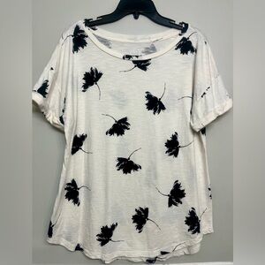 Maurice’s White Floral Print Tee | Size Large